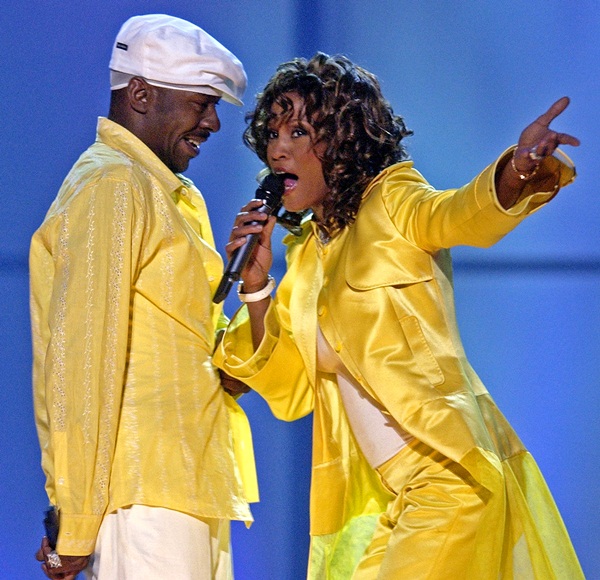 Whitney e Bobby Brown cantando no show VH1 Divas, em Las Vegas, no dia 23 de maio de 2003