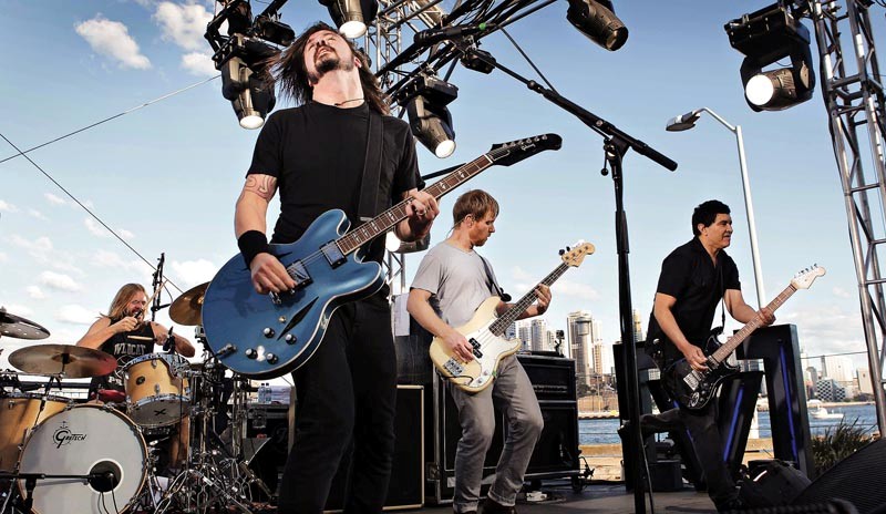 PESO ANALÓGICO  O Foo Fighters – (da esq. para a dir.) Taylor Hawkins, Dave Grohl, Nate Mendel e Pat Smear – apresenta Wasting Light em Sidney (Austrália), em 2011
