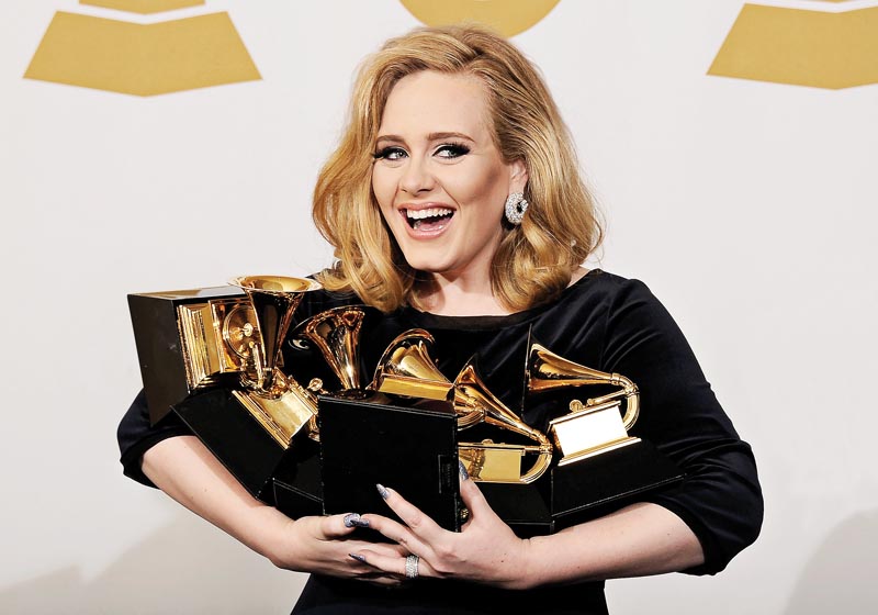CAMPEÃ  Adele não só recebeu muitos prêmios no Grammy, mas também voltou a cantar