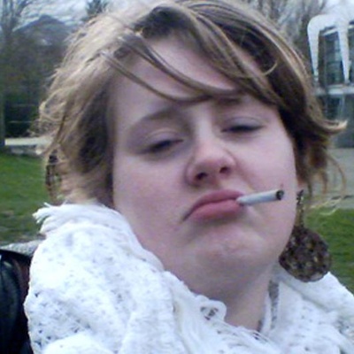 Adele fumando um cigarro ao ar livre, aos 16 anos.