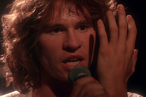 Jim Morrison    The Doors (1991)    O líder do Doors chegou às telas vivido por Val Kilmer (foto), com direção de Oliver Stone, e, quase 30 anos depois do fim da banda, ajudou a fortalecer o legado do músico.