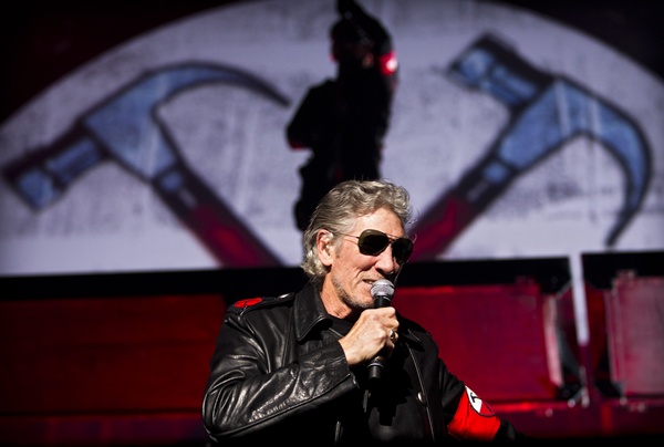 Nas apresentações, Waters homenageia desaparecidos em conflitos diversos ao redor do mundo, além do brasileiro Jean Charles de Menezes, assassinado pela polícia de Londres em 2005.