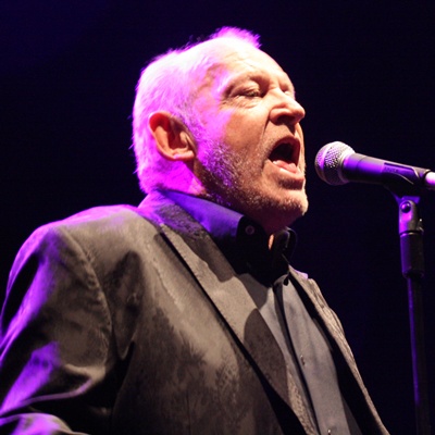 O primeiro bis do show contou com "Shelter Me", "She Came in Through the Bathroom Window” (Beatles) e “Cry me a River”.