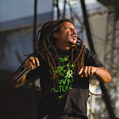O Rappa, do vocalista Falcão, começou sua apresentação no Palco Cidade Jardim do Lollapalooza neste sábado, 7, com "Reza Vela".
