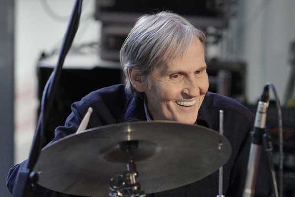 Vocalista e baterista da The Band, Levon Helm morreu aos 71 anos, na última quinta, 19, vítima de um câncer na garganta (contra o qual lutava desde os anos 90). Estes são sete momentos essenciais do músico, tanto cantando quanto tocando.