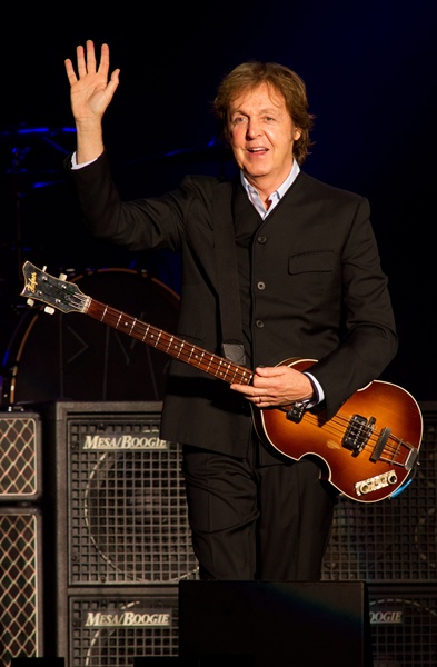 A apresentação começou pontualmente às 21h30.