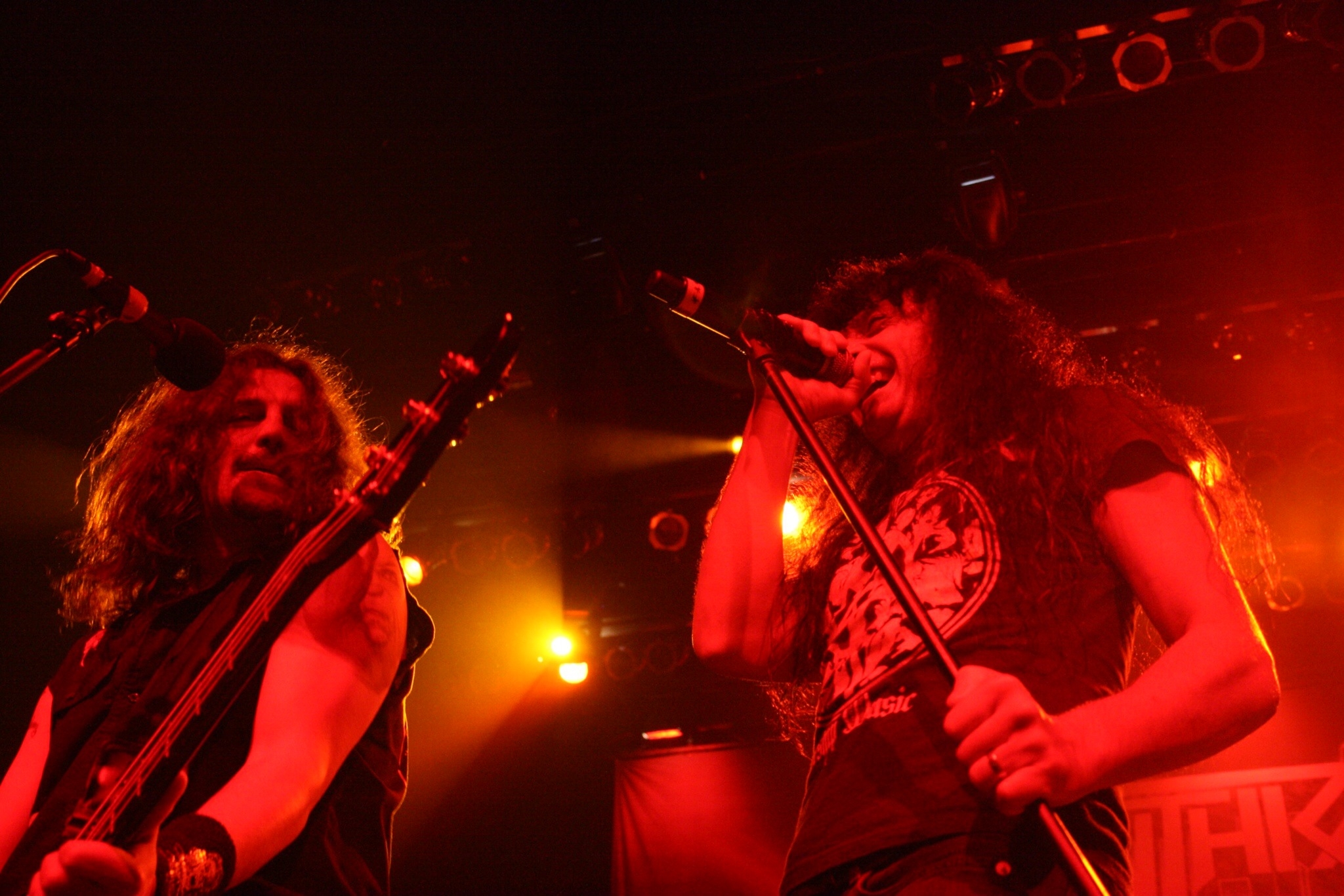 Em "Indians", Belladonna, à direita, pediu que todos dançassem e pulassem na parte em que ele grita “war dance”