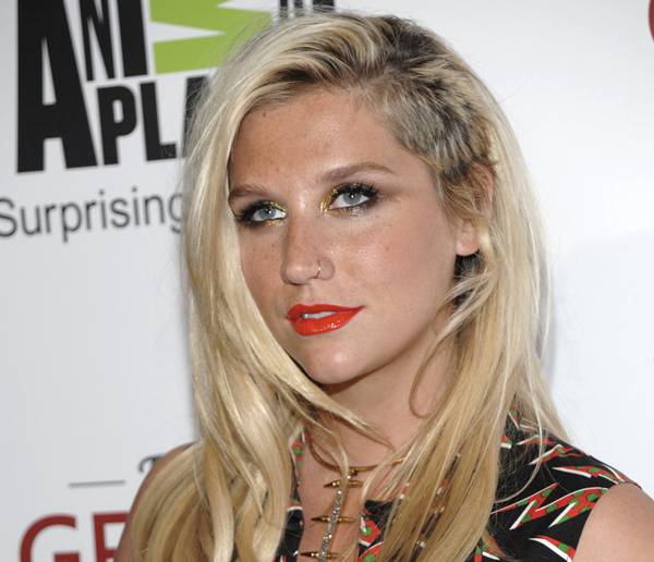 Ke$ha    A cantora mostra uma versão mais sutil do corte no 26º Genesis Awards, em Beverly Hills, em 24 de março de 2012.