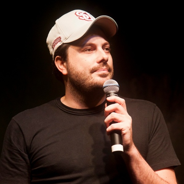 Danilo Gentili criticou a Bandeirantes, rede de TV na qual trabalha, durante show de stand-up na Virada Cultural