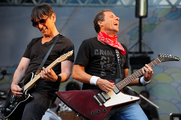 O público lotou o palco São João para conferir músicas de todas as fases da carreira do Titãs