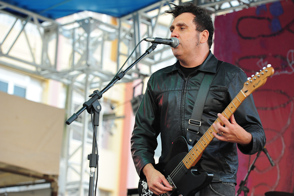 Frente ao Autoramas, Gabriel Thomaz tocou músicas do mais recente álbum do trio, Música Crocante