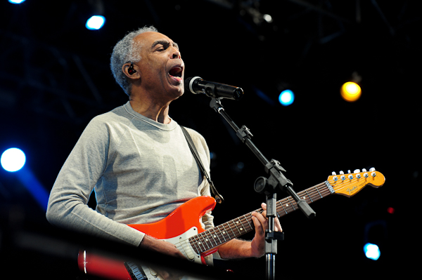 Gilberto Gil fez o show de encerramento da Virada Cultural.