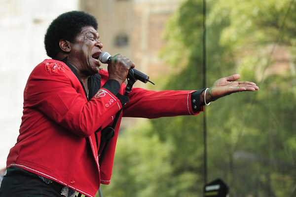 Charles Bradley começou a carreira em 1996, interpretando músicas de James Brown.