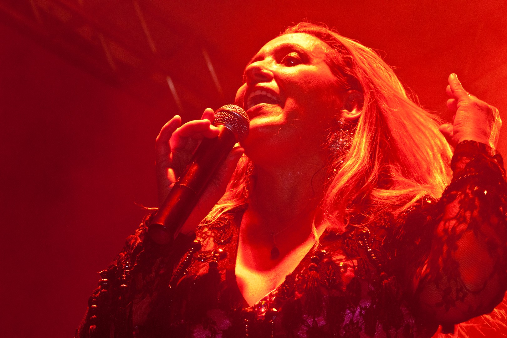 Ex-chacrete cantou e dançou para homens, mulheres e crianças em show de encerramento da Virada Cultural.