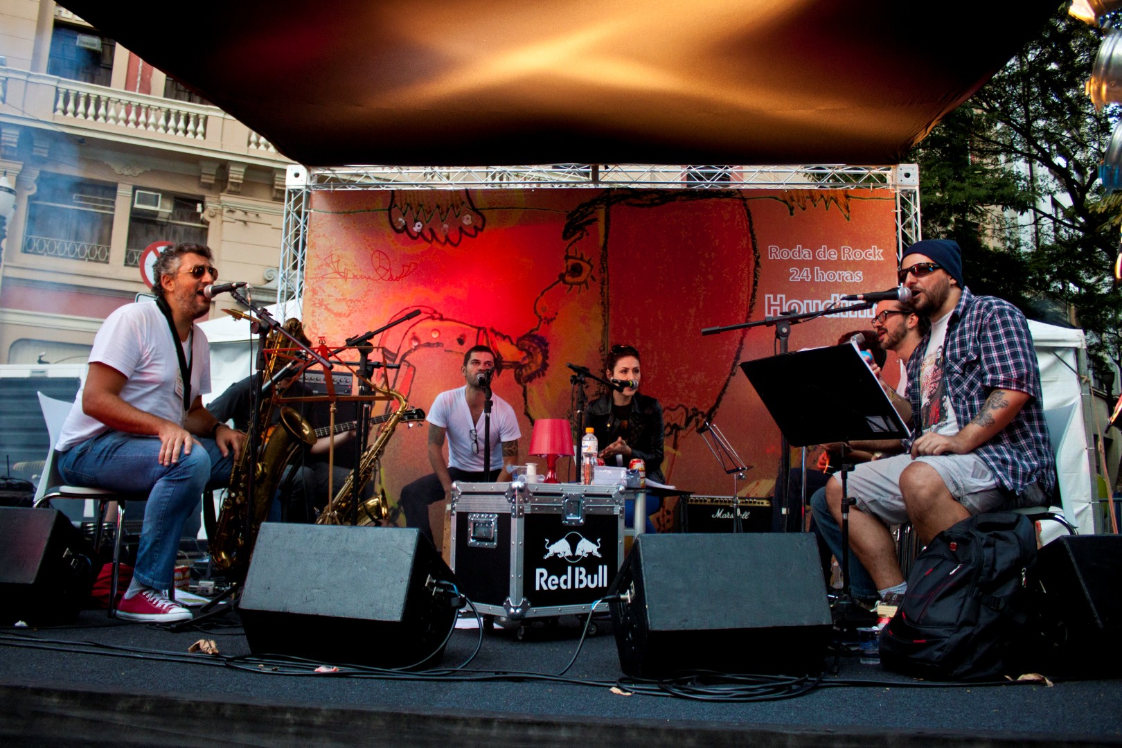 Banda Houdinis tocou durante 24 horas, com intervalos de 30 minutos entre um show e outro.