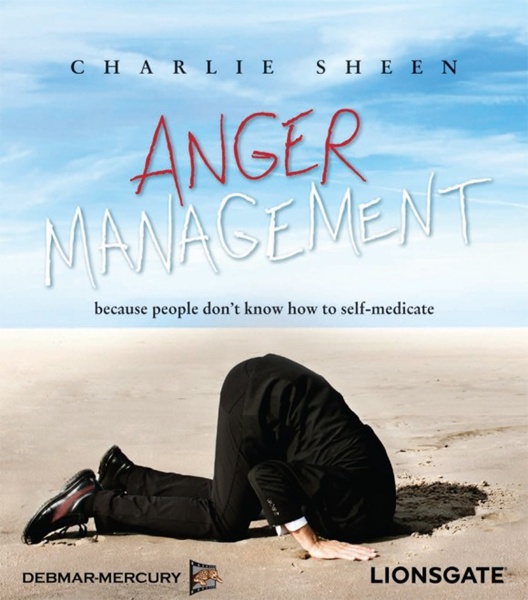 Charlie Sheen enterra a cabeça na areia em cartaz de Anger Management.