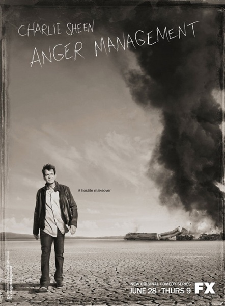 Charlie Sheen explode tudo em outro cartaz de Anger Management.