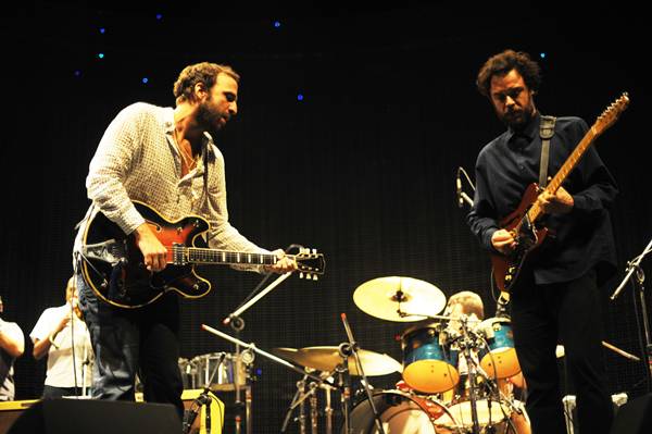 Camelo e Rodrigo Amarante comandam a celebração dos fãs ao repertório da banda