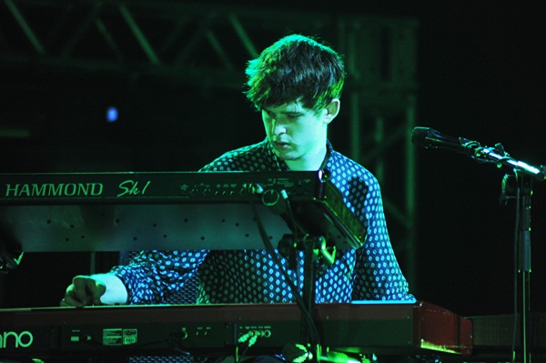 James Blake fez as paredes tremerem e promoveu, involuntariamente, um show mais físico no festival. Leia aqui.