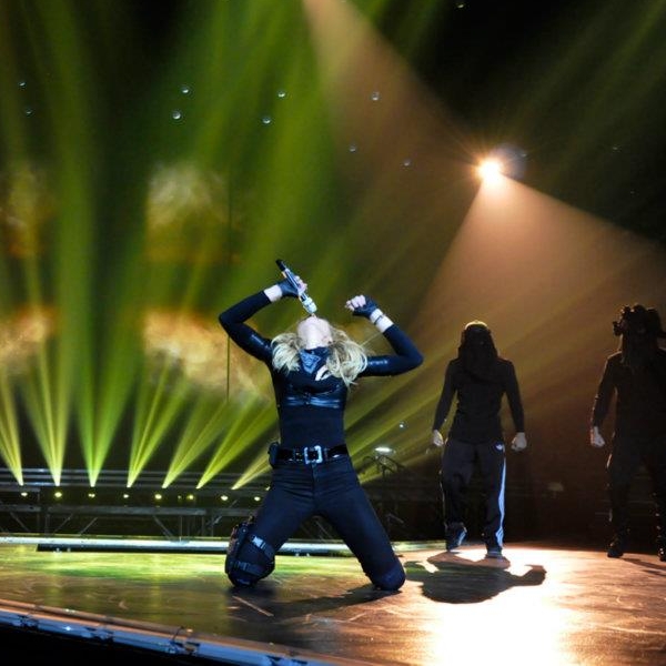 Madonna usou o Facebook para mostrar aos fãs como estão os ensaios e os figurinos de sua nova turnê