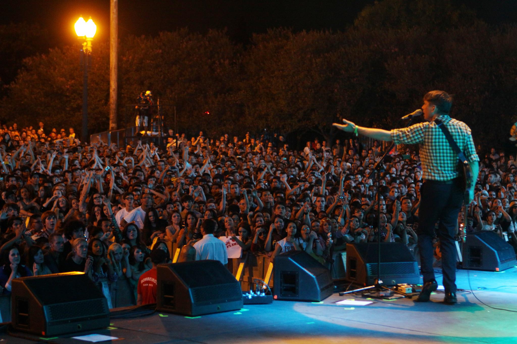O Franz Ferdinand levou tanta gente ao Parque da Indepedência que acabou ocorrendo um tumulto na parte de fora do local