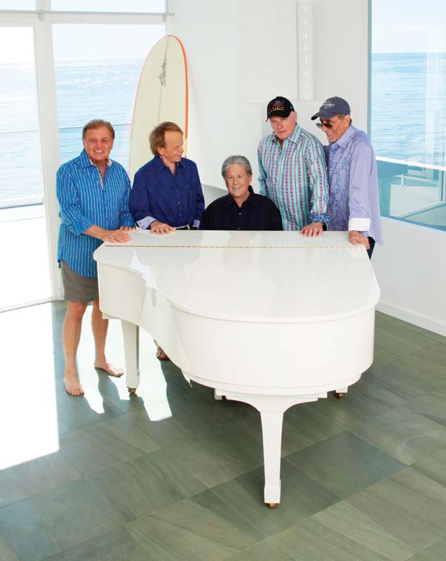 HOMENS DA PRAIA (A partir da esq.) Bruce Johnston, Al Jardine, Brian Wilson, Mike Love e David Marks