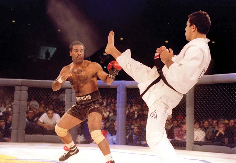 O COMEÇO DE TUDO Royce Gracie (à dir.), em ação em uma das primeiras edições do Ultimate Fighting Championship, em 1993
