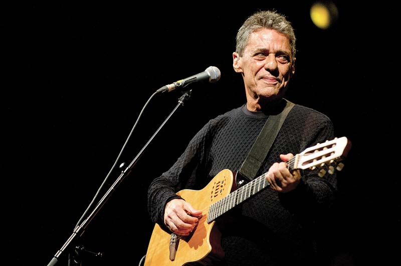 À VONTADE Chico aparece descontraído nos shows que deram origem ao DVD