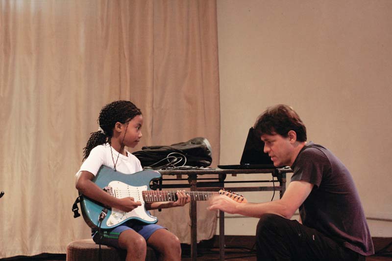 GIRL POWER  Raiany, de apenas 8 anos, aprende os primeiros acordes com o Professor Fernando