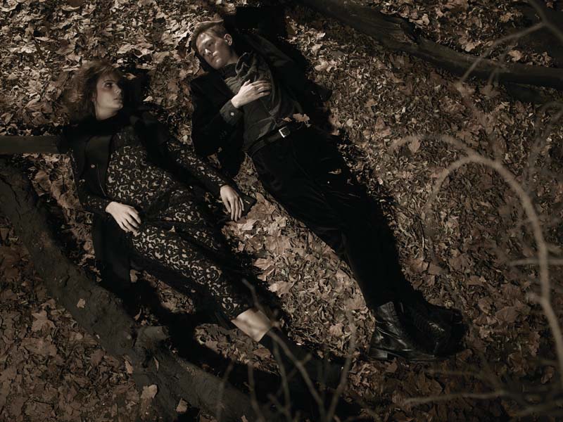 Georgia usa vestido de renda Reinaldo Lourenço, trench coat Cavalera, sutiã La Perla, calcinha Valisere, meia Trifil e bota Santa Lolla. Daniel veste terno de veludo Korda, camisa jeans Diesel, cinto Forum e sapato João Pimenta.