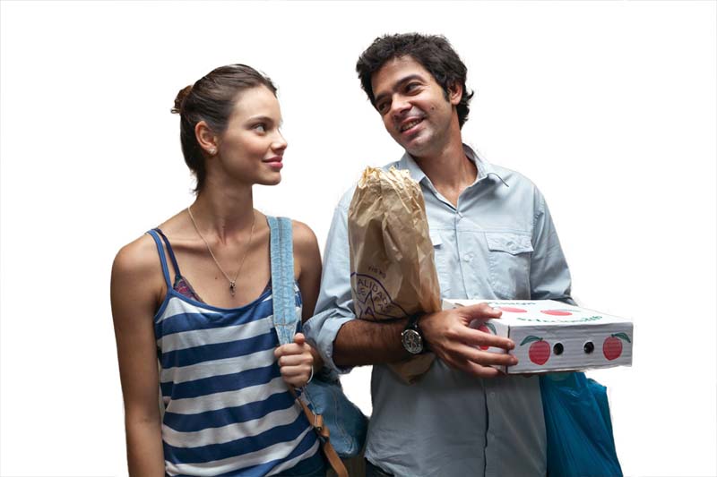 Laura Neiva e Bruno Mazzeo em clima de paquera