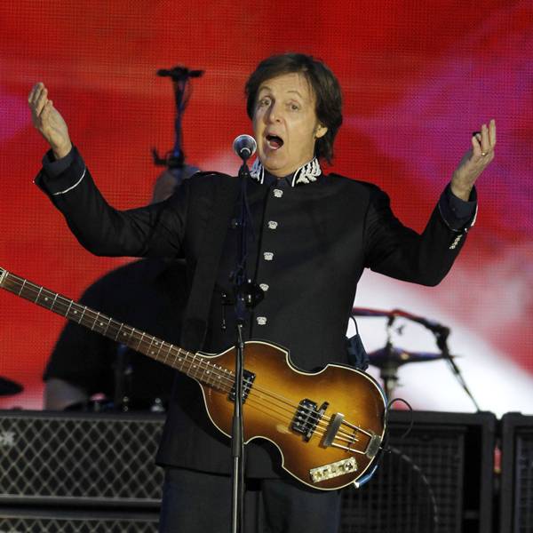 Paul McCartney se apresentando no jubileu de diamante da rainha Elizabeth II, na Inglaterra