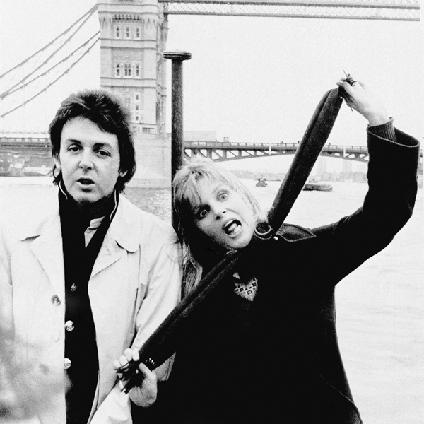 Paul e Linda fazem graça durante viagem pelo Rio Tâmisa, em Londres, na promoção do álbum London Town (1978)
