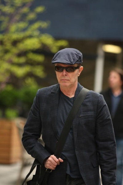 Imagem supostamente de David Bowie fazendo compras
