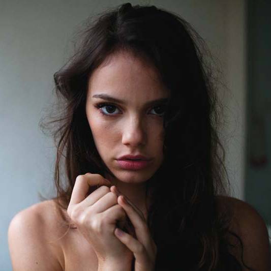 Laura Neiva tem muita sorte e vive um dia de cada vez, mas não sai da rota