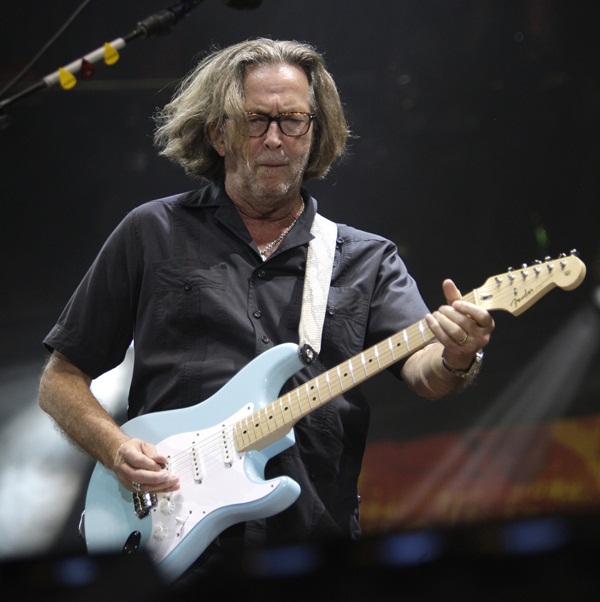 Eric Clapton    É o segundo maior guitarrista de todos os tempos segundo a Rolling Stone (o primeiro não está mais entre nós: Jimi Hendrix). Imagine um belo solo de Clapton encerrando a cerimônia. Que tal?