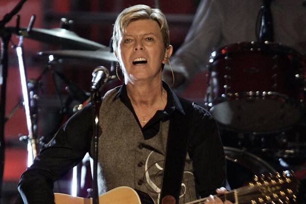 David Bowie    David Bowie está há muito tempo longe dos palcos, e sua aparição é cada vez mais rara. Se ele realmente está aposentado, não haveria melhor jeito de se despedir dos fãs.