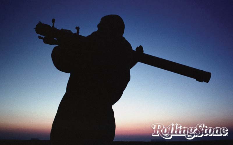 GUERRA E PAZ Soldado sérvio em Belgrado, em 1999. Durante três meses, a cidade foi bombardeada pela Operação Força Aliada, da Otan, como forma de retaliação aos ataques da Sérvia contra a população do Kosovo