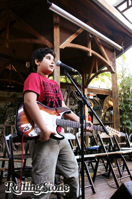 Henrique sobe ao palco para uma música especial para a mãe, Rosângela...