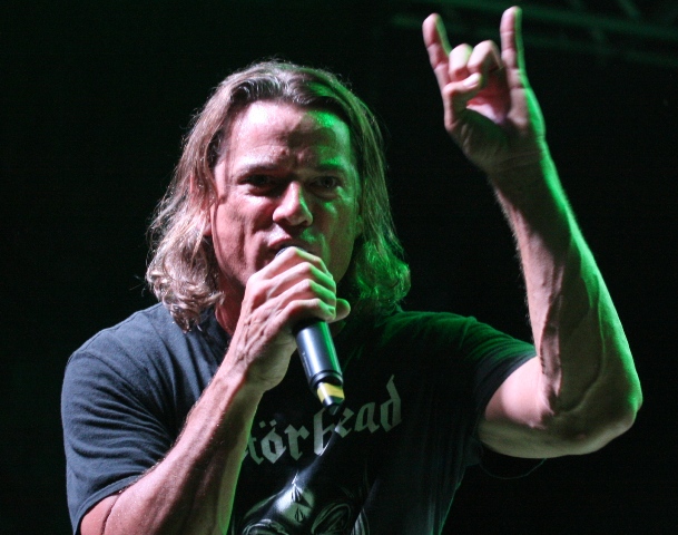 Whitfield Crane mostrando qual é o seu gênero musical preferido