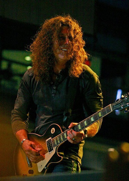 Mark Abrahamian, guitarrista do Starship