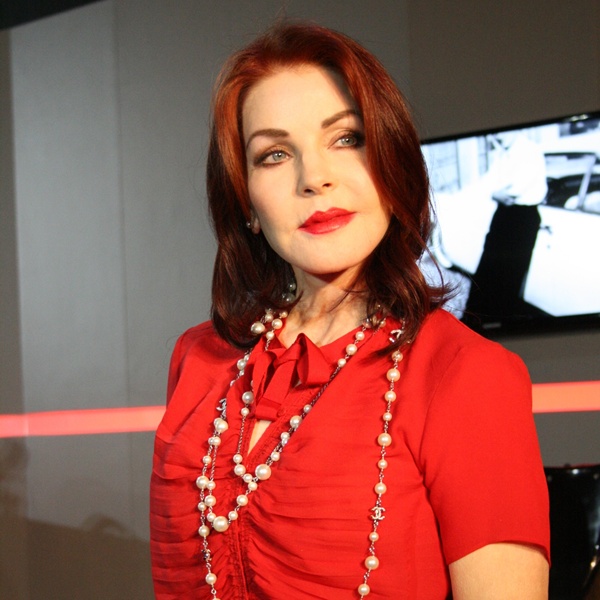 Priscilla Presley posa depois da coletiva