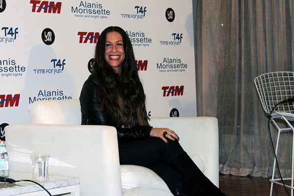 Alanis Morissette durante coletiva em SP