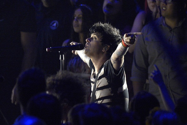 Depois da doença de Billie Joe Armstrong, que fez com que o Green Day tivesse que cancelar compromissos, a presença da banda era uma dúvida. Mas os roqueiros estiveram lá e tocaram no meio do povo