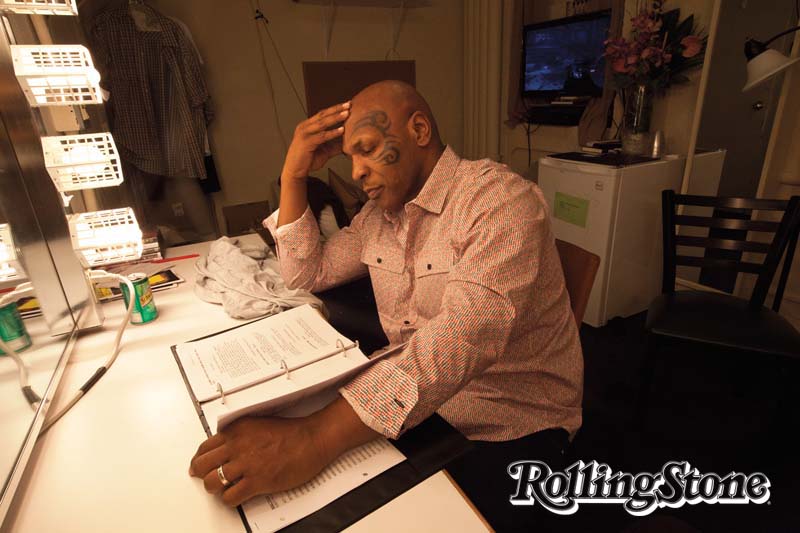 PRONTO PARA A LUTA Tyson se prepara em seu camarim na Broadway