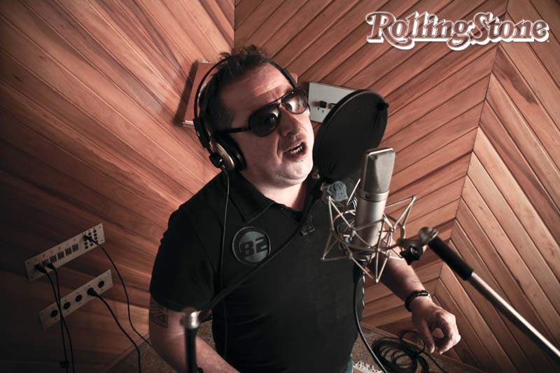 VERSÕES E NOVIDADES Nasi grava o vocal do novo disco em São Paulo, no estúdio da Trama