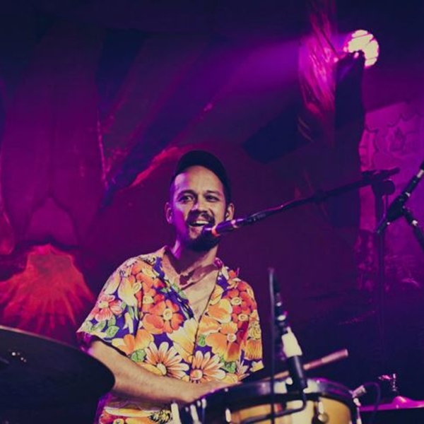 Galeria Bateristas Vocalistas: Curumin