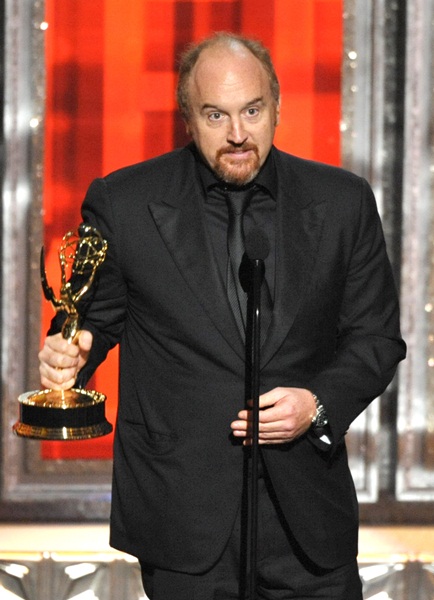 Louie C.K. com seu Emmy pela série Louie