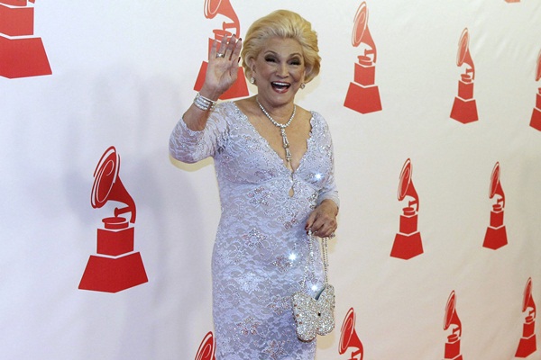 Hebe Camargo era uma das poucas unanimidades da televisão brasileira, e por isso conheceu praticamente todos aqueles que alcançaram grande fama no país. Veja aqui alguns dos famosos abraçados pela apresentadora.