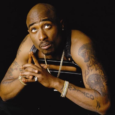 Rappers norte-americanos estavam acostumados a passar pela prisão na década de 90. Tupac fez algumas viagens à detenção, uma delas em 1994, quando passou quase um ano preso por abuso sexual, até ter sua fiança paga por empresários.
